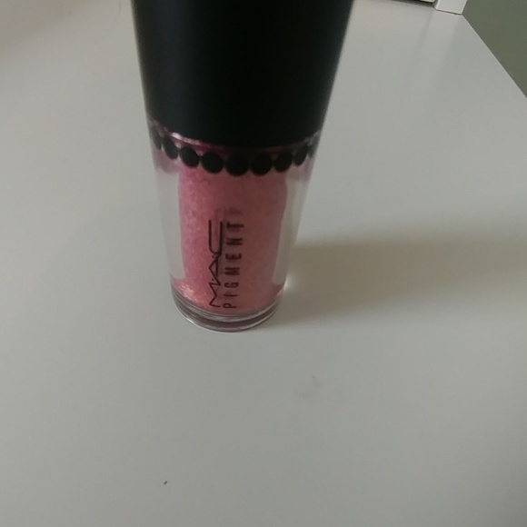 MAC Pigment in ROSE - Picture 3 of 3